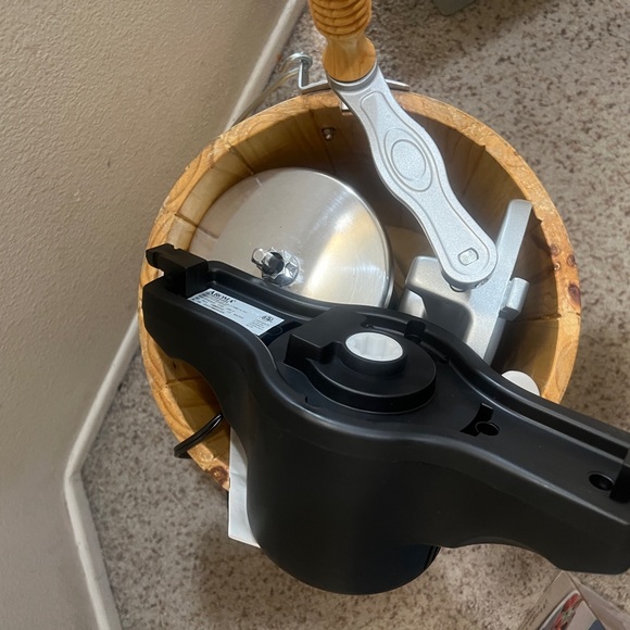 Aroma‎ ice cream maker model AIC-305EM 5 Quart - Picture 15 of 16